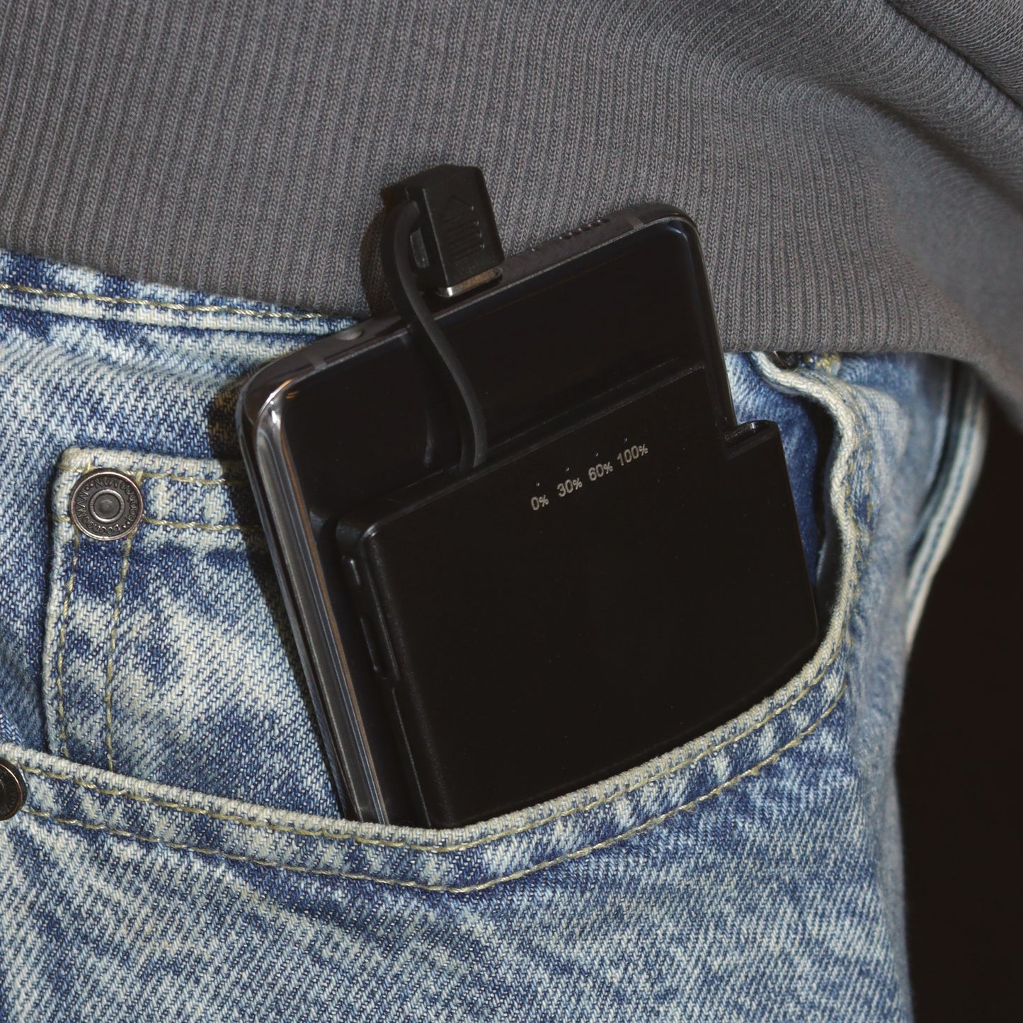 Powerbank zeer plat 6mm dik - 5000 mAh - USB ingang - USB-C - Met ingebouwde kabel! - Zwart